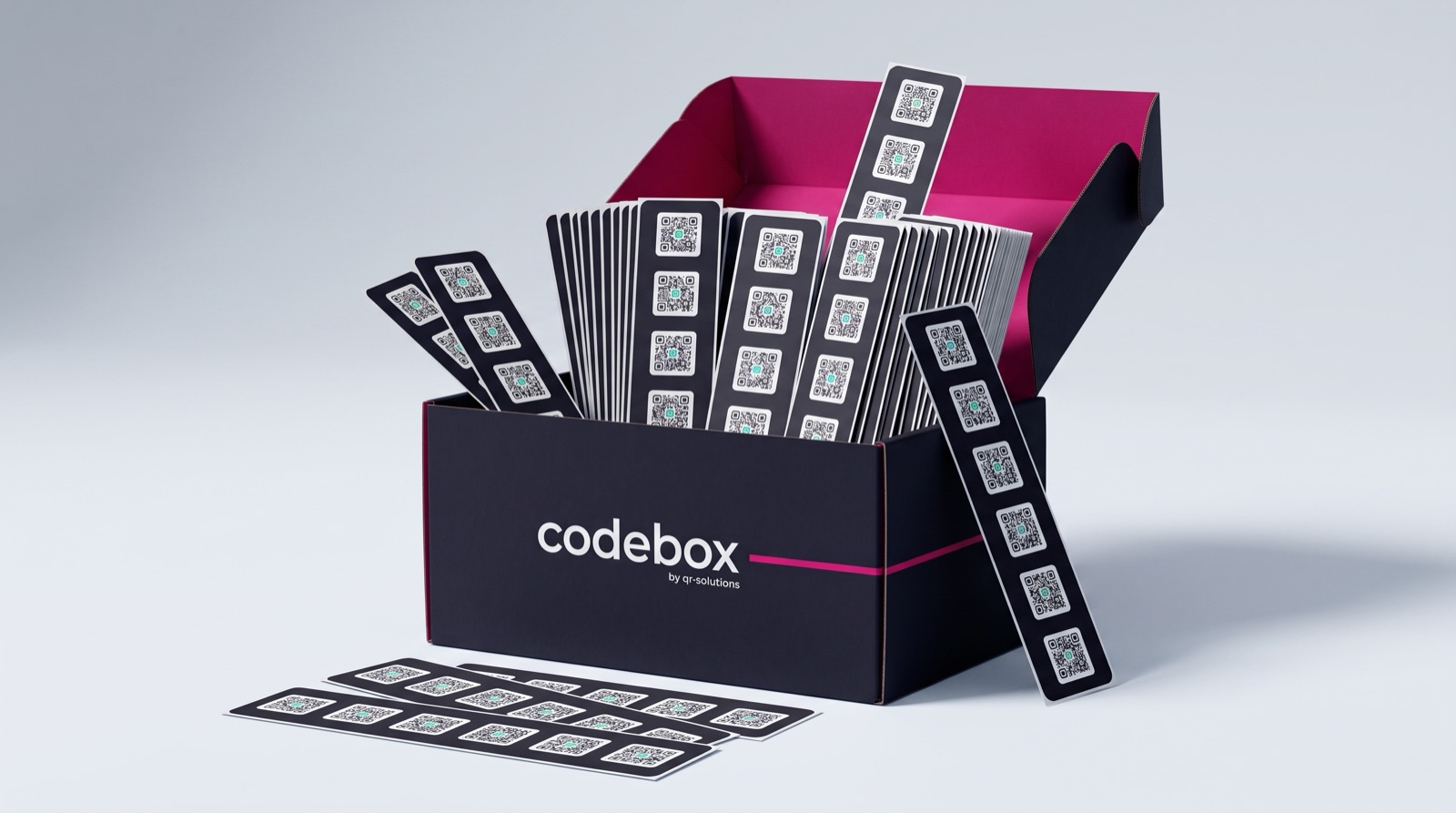 Offene codebox mit gestapelten QR-Label-Streifen